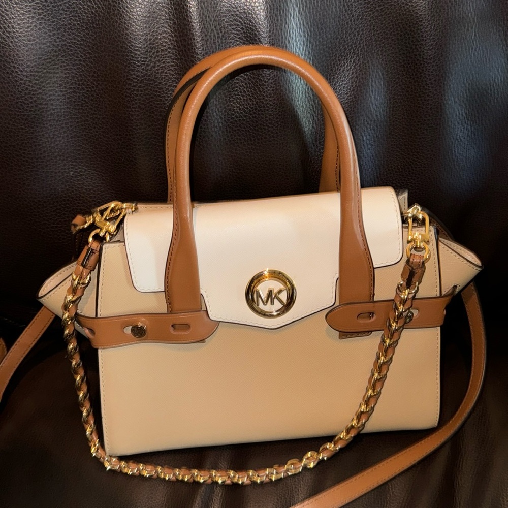 Beautiful MK Michael Kors purse with crossbody straps gold hardware